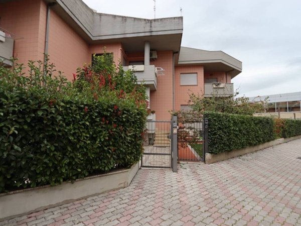 casa indipendente in vendita a Rieti in zona Campoloniano