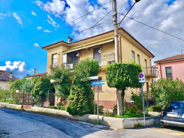 casa indipendente in vendita a Rieti in zona Quattro Strade