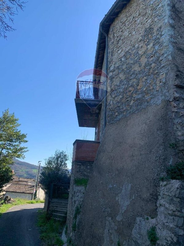casa indipendente in vendita a Rieti in zona Contigliano