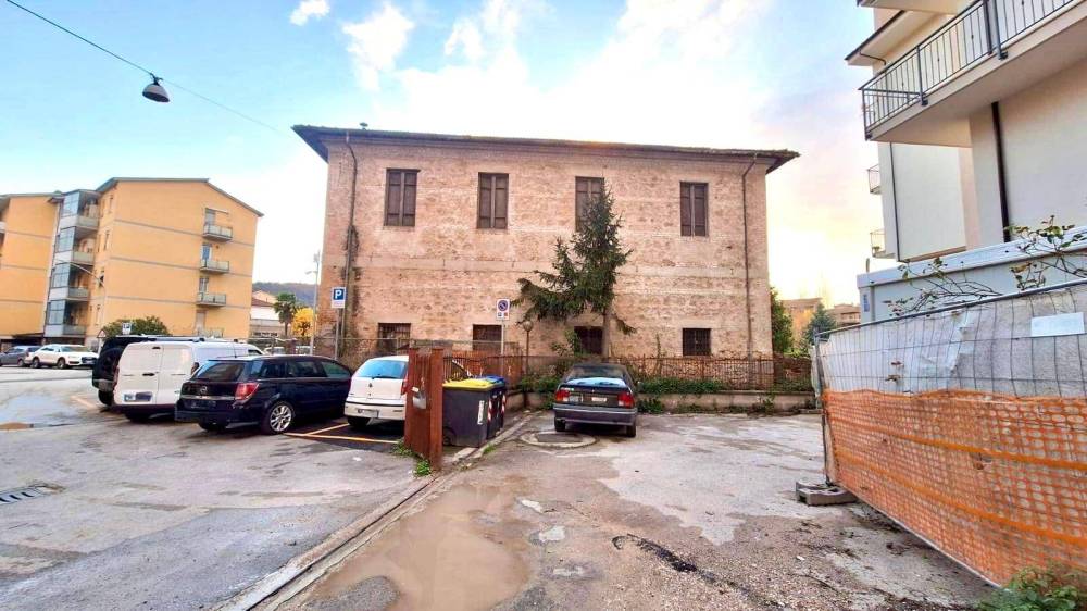 locale commerciale in vendita a Rieti