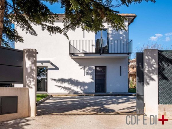 casa indipendente in vendita a Rieti