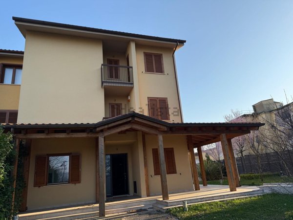 casa indipendente in vendita a Rieti