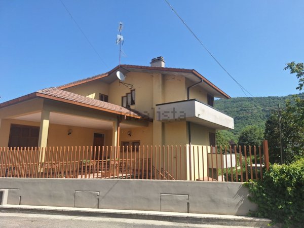 casa indipendente in vendita a Rieti in zona Centro Città