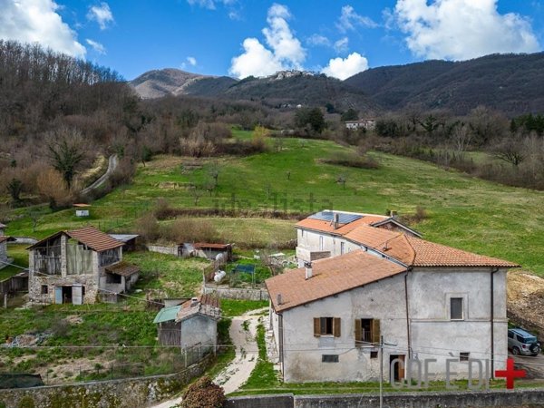 casa indipendente in vendita a Rieti in zona Contigliano