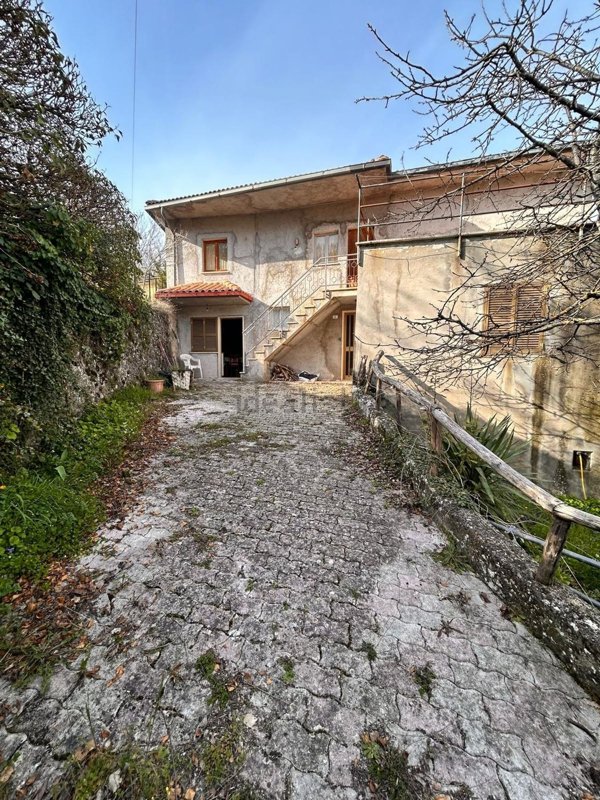 casa indipendente in vendita a Rieti in zona Lisciano