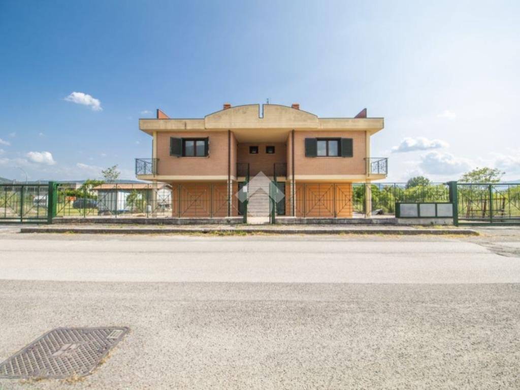 casa indipendente in vendita a Rieti in zona Vazia