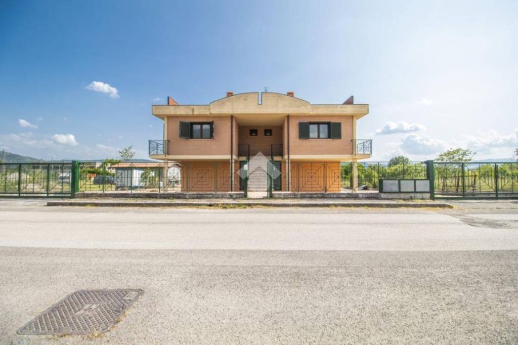 casa indipendente in vendita a Rieti in zona Vazia