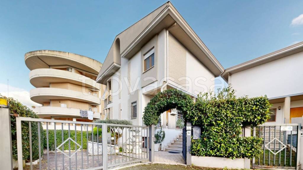 casa indipendente in vendita a Rieti in zona Campoloniano