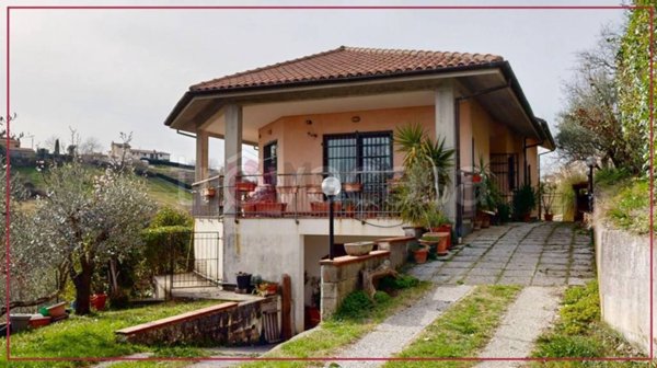 casa indipendente in vendita a Rieti in zona Castelfranco