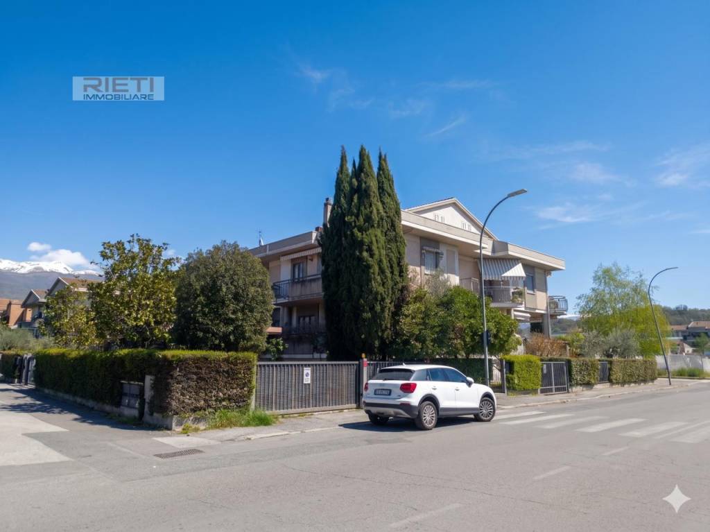 casa indipendente in vendita a Rieti in zona Campoloniano