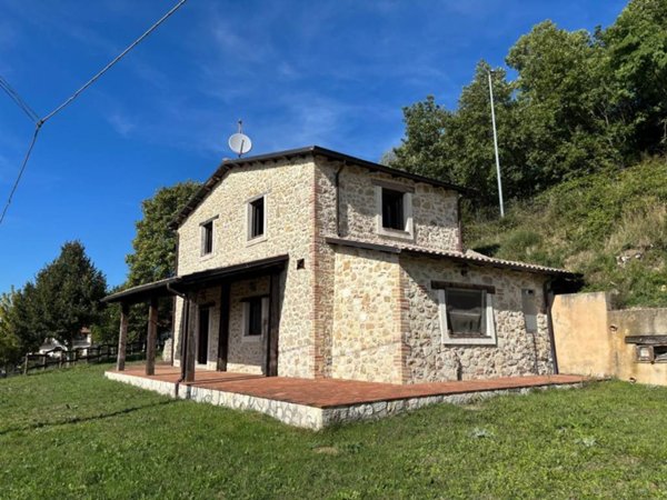 casa indipendente in vendita a Rieti