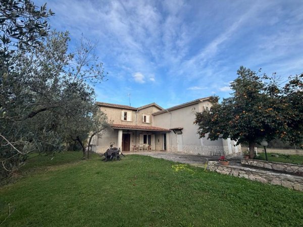 casa indipendente in vendita a Rieti