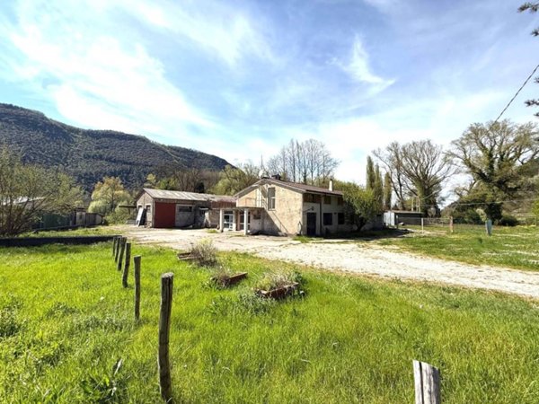 casa indipendente in vendita a Rieti