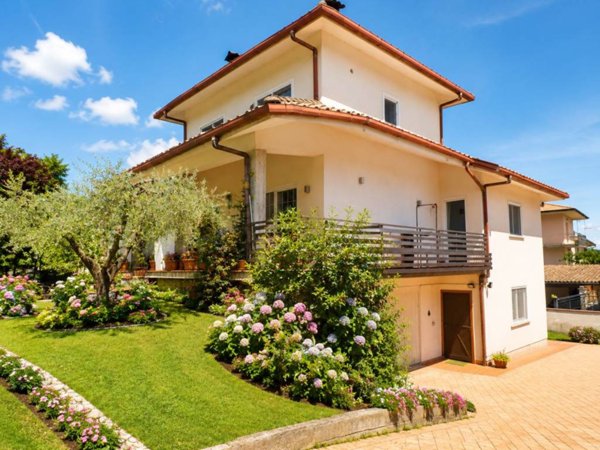 casa indipendente in vendita a Rieti in zona Centro Città