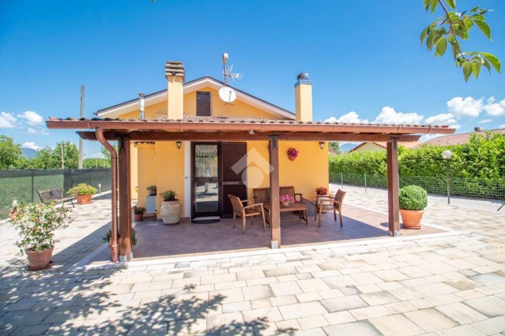 casa indipendente in vendita a Rieti