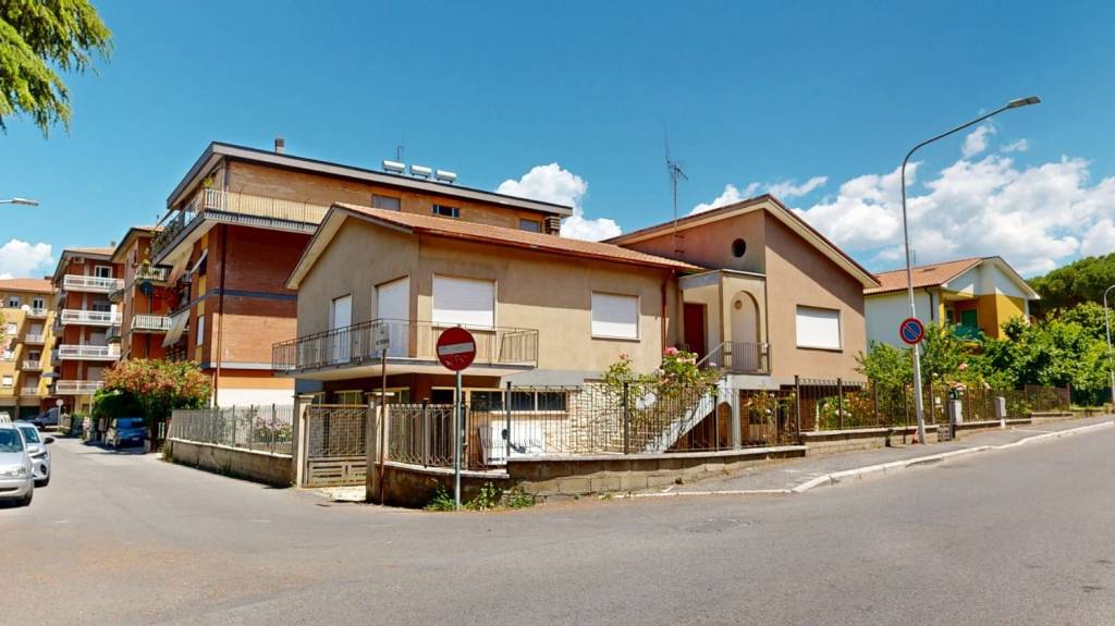 casa indipendente in vendita a Rieti in zona Piazza Tevere