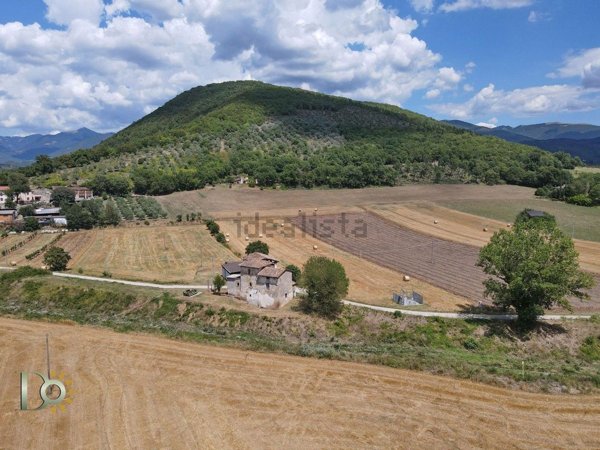 casa indipendente in vendita a Rieti in zona San Mauro