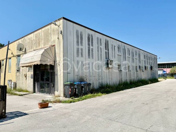 locale commerciale in vendita a Rieti