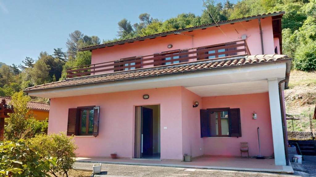 casa indipendente in vendita a Rieti in zona Campoloniano