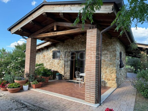 casa indipendente in vendita a Rieti