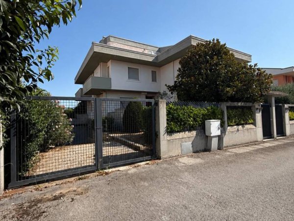 casa indipendente in vendita a Rieti in zona Madonna del Cuore