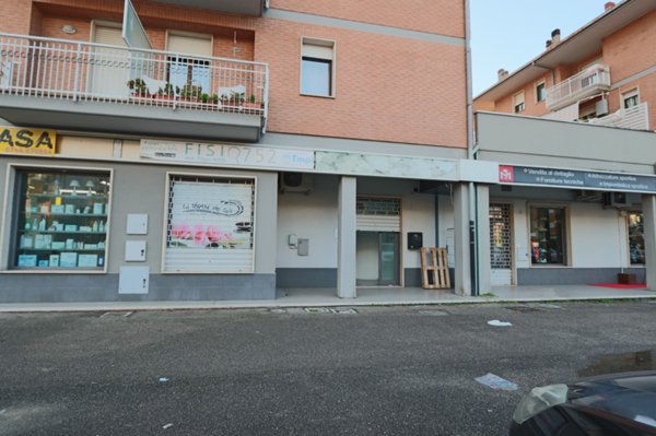 locale commerciale in vendita a Rieti in zona Campoloniano