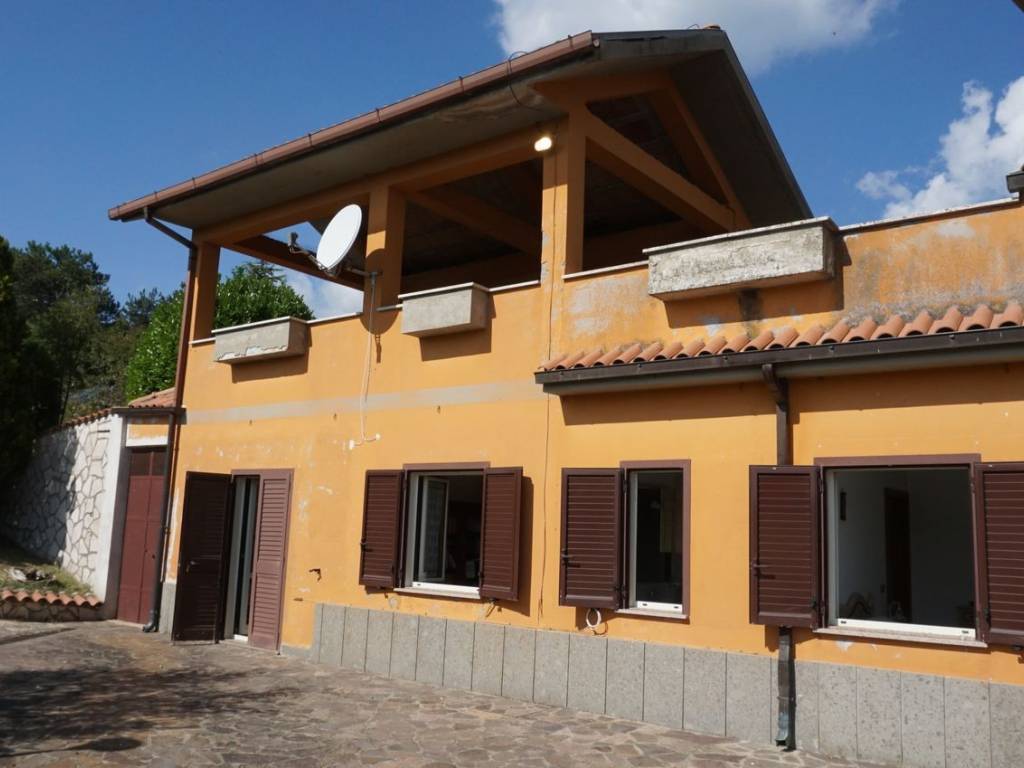casa indipendente in vendita a Rocca Sinibalda