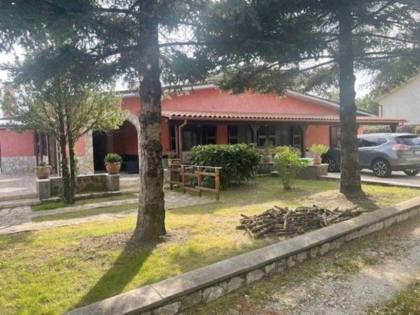 casa indipendente in vendita a Rocca Sinibalda