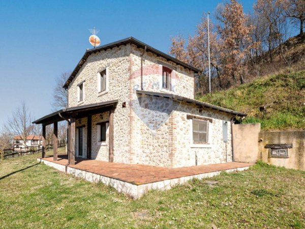 casa indipendente in vendita a Rocca Sinibalda