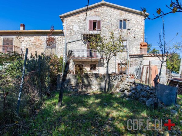 casa indipendente in vendita a Rocca Sinibalda