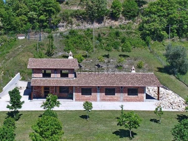 casa indipendente in vendita a Rocca Sinibalda