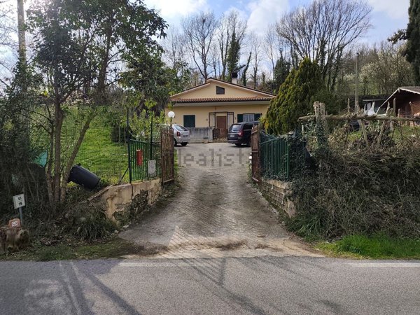 casa indipendente in vendita a Rocca Sinibalda