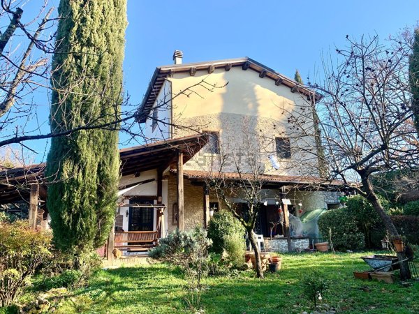 casale in vendita a Rocca Sinibalda