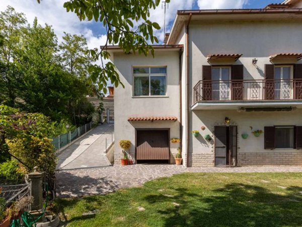 casa indipendente in vendita a Rocca Sinibalda in zona Tomassella