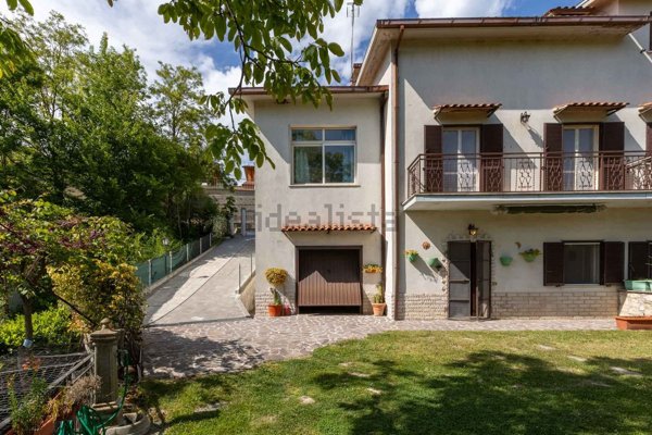 casa indipendente in vendita a Rocca Sinibalda in zona Tomassella