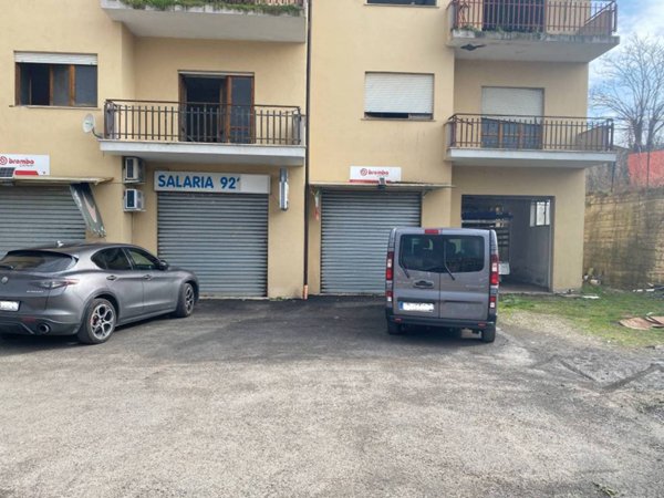 locale commerciale in vendita a Scandriglia