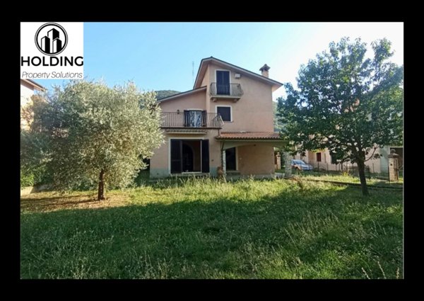 casa indipendente in vendita a Scandriglia