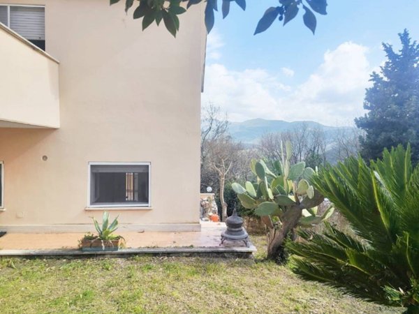 casa indipendente in vendita a Scandriglia