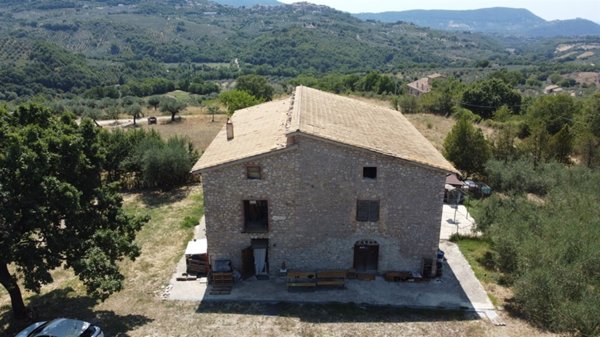 casa indipendente in vendita a Scandriglia