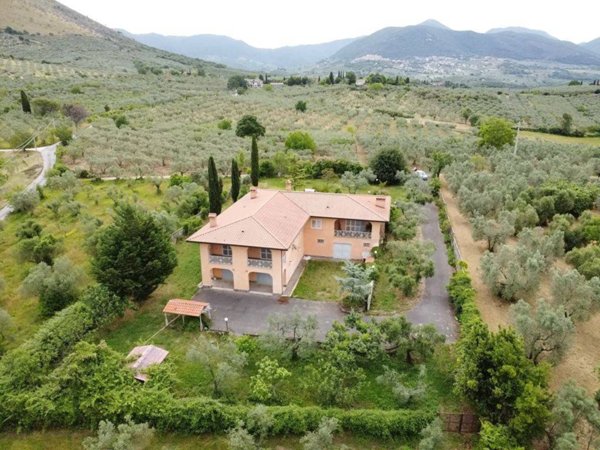 casa indipendente in vendita a Scandriglia
