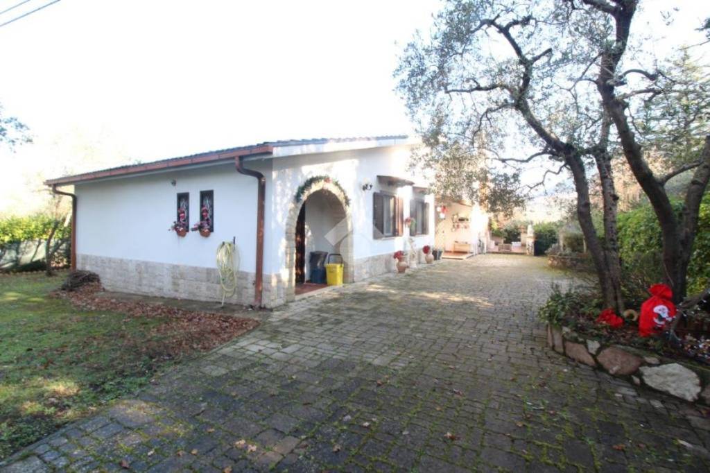 casa indipendente in vendita a Scandriglia in zona Ponticelli