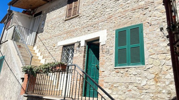 casa semindipendente in vendita a Scandriglia