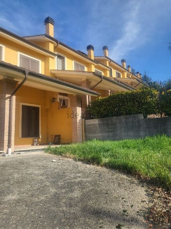 casa indipendente in vendita a Scandriglia in zona Ponticelli