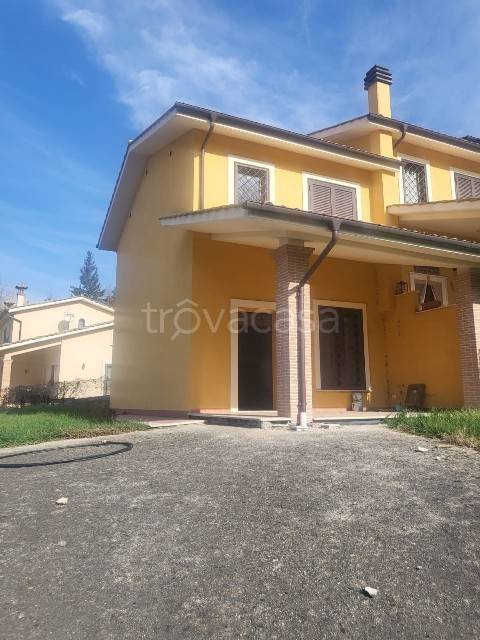 casa indipendente in vendita a Scandriglia in zona Ponticelli