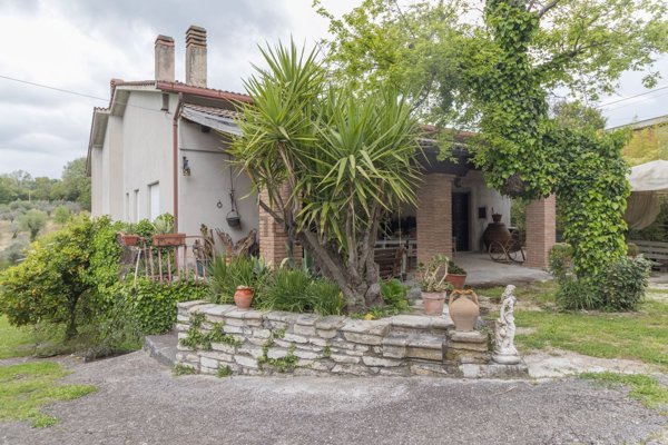 casa indipendente in vendita a Scandriglia in zona Ponticelli