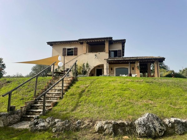 casa indipendente in vendita a Scandriglia