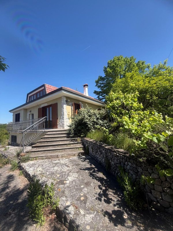 casa indipendente in vendita a Scandriglia