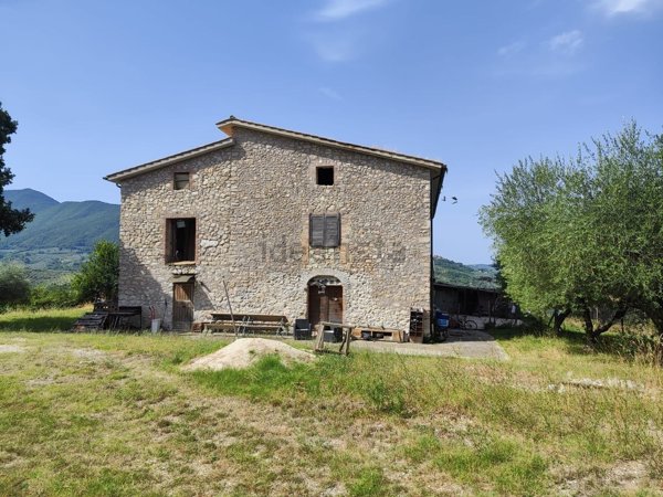 casa indipendente in vendita a Scandriglia in zona Ponticelli