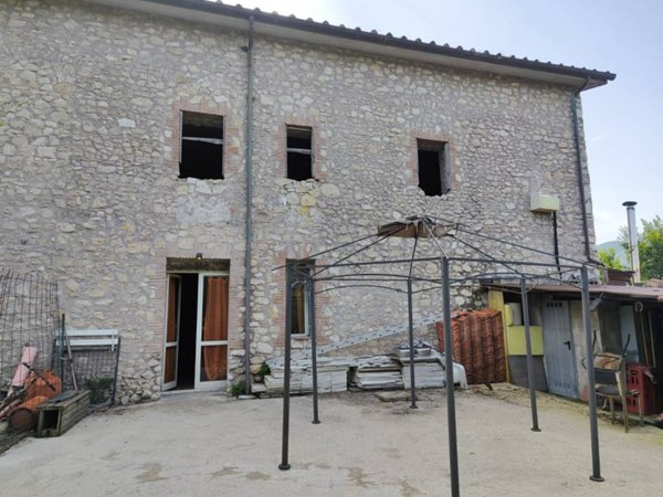 casa indipendente in vendita a Scandriglia in zona Ponticelli