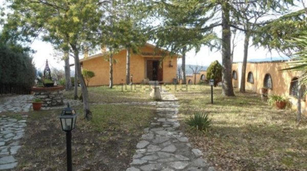 casa indipendente in vendita a Scandriglia in zona Ponticelli